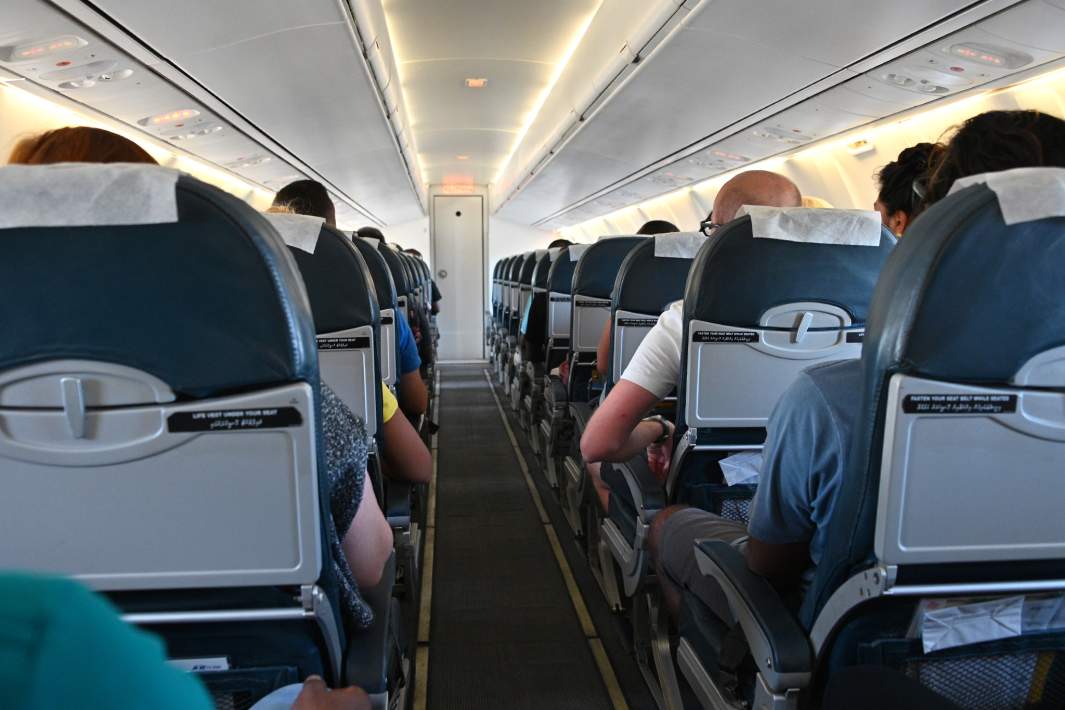 Пассажиры в салоне самолета