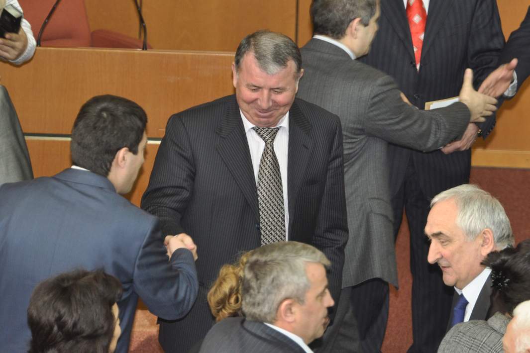 Депутат дагестанского парламента Магомед-Султан Магомедов (в центре) избран новым председателем народного собрания Республики Дагестан, 24 марта 2010 года