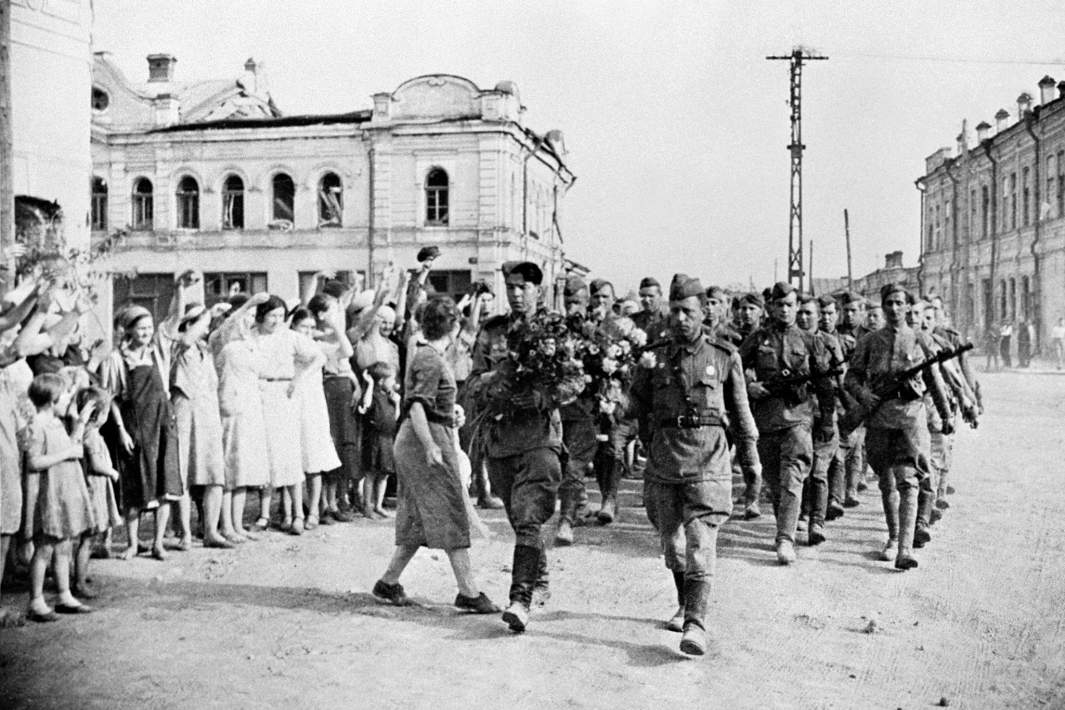 Жители освобожденного Орла встречают советских воинов. 5 августа 1943 года