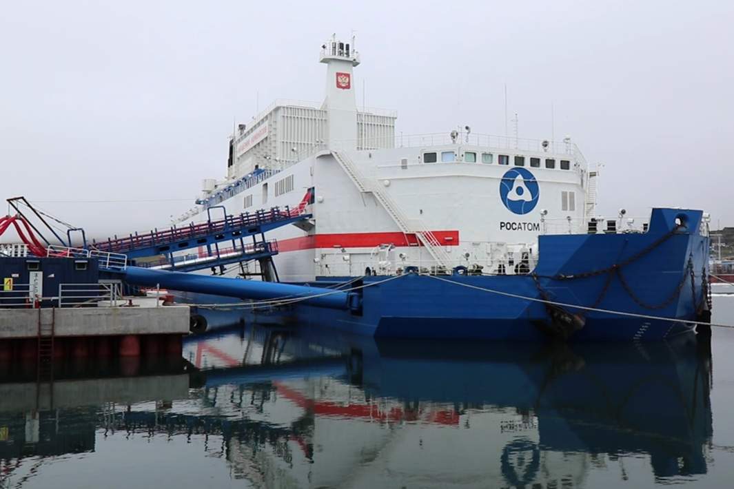 Плавучая атомная теплоэлектростанция (ПАТЭС) проекта 20870 «Академик Ломоносов» в порту города Певека