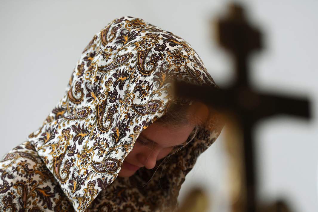 Девушка на праздничном богослужении