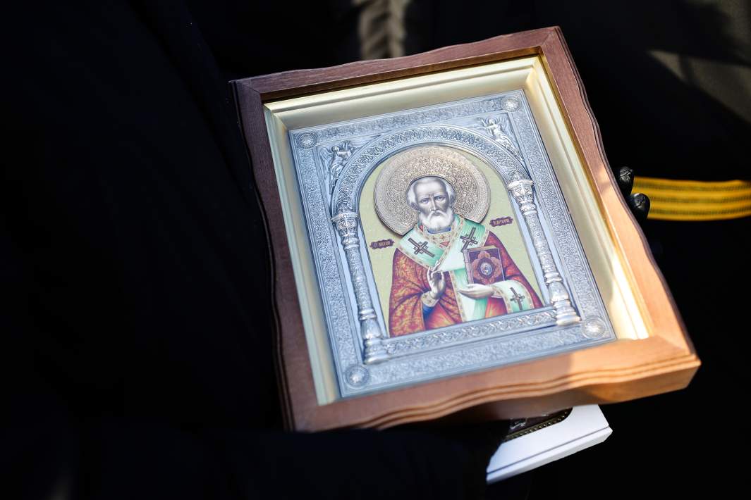 Икона Николая Чудотворца в руках священнослужителя