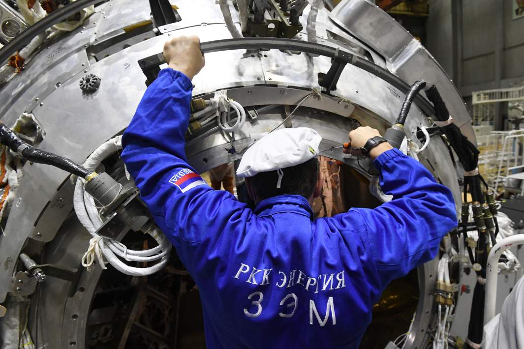 Сотрудник РКК «Энергия» в цехе