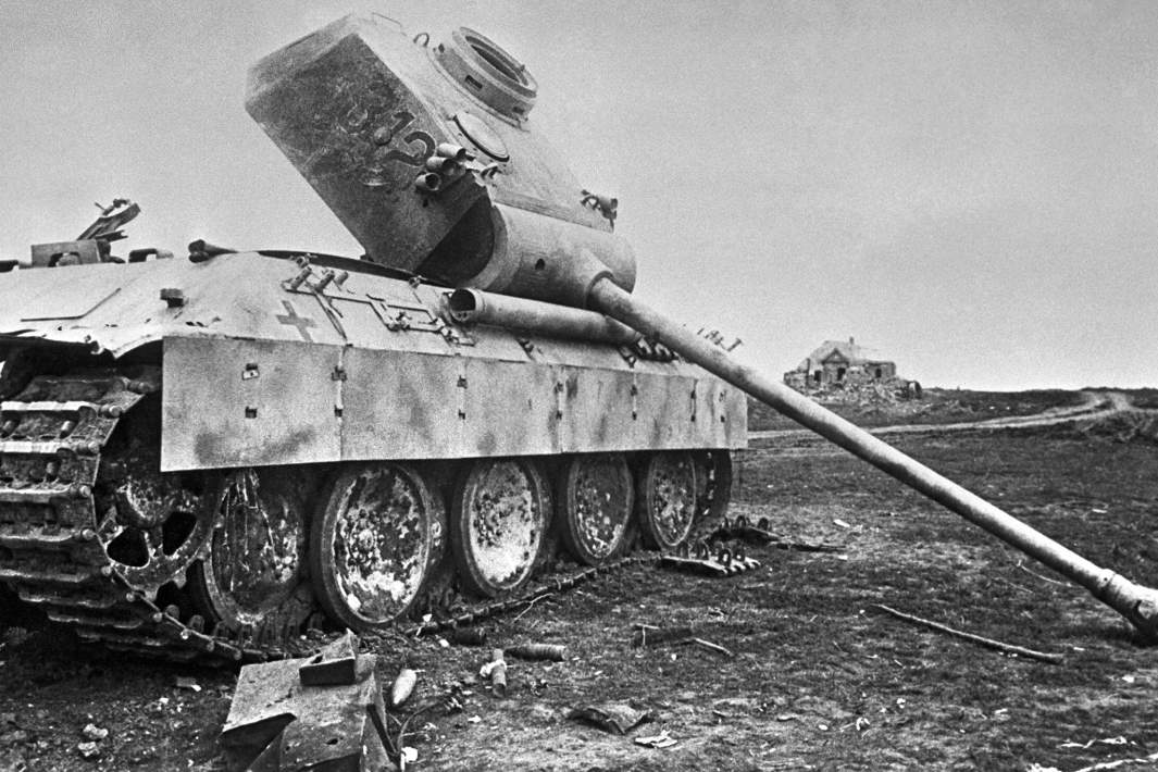 Подбитый немецкий танк «Пантера» на поле боя. Июль 1943 года