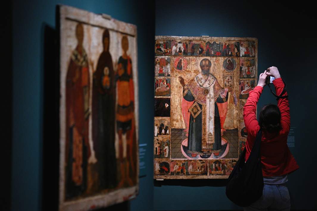 Посетительница на выставке "Святитель Николай Чудотворец. Иконы XIII–ХХ веков"