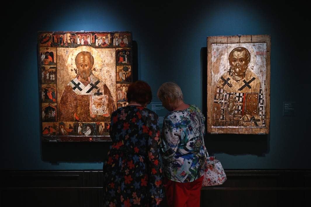 Посетительницы на выставке «Святитель Николай Чудотворец. Иконы XIII–ХХ веков»