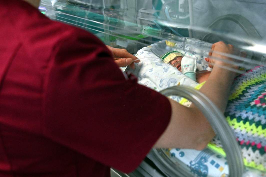 Ребенок в отделении реанимации и интенсивной терапии новорождённых