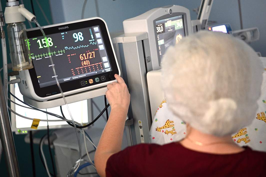 Медицинская сестра в отделении реанимации и интенсивной терапии новорожденных