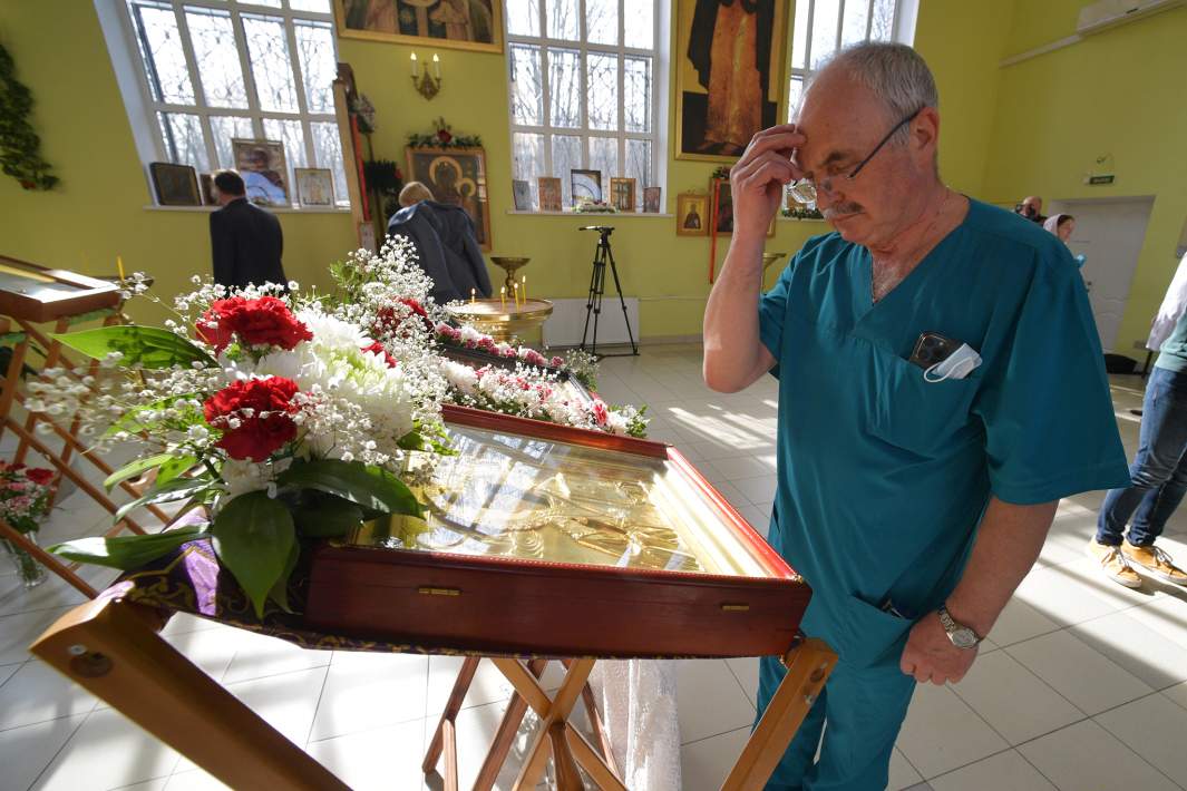 Врач у иконы Николая Чудотворца