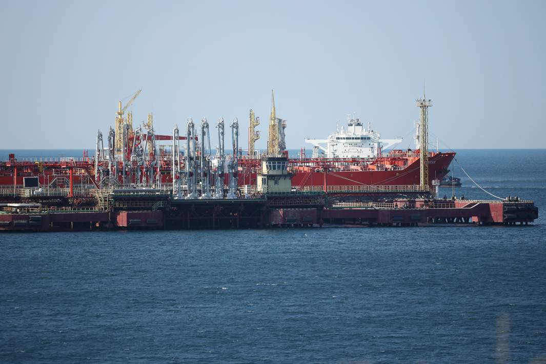 Танкер у наливного терминала 