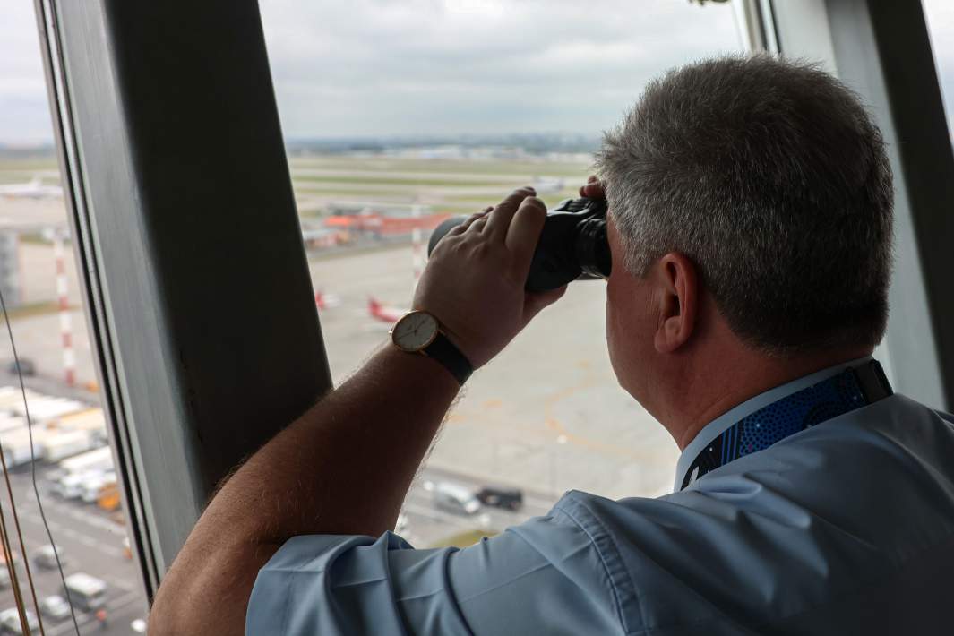 Авиадиспетчер во время работы