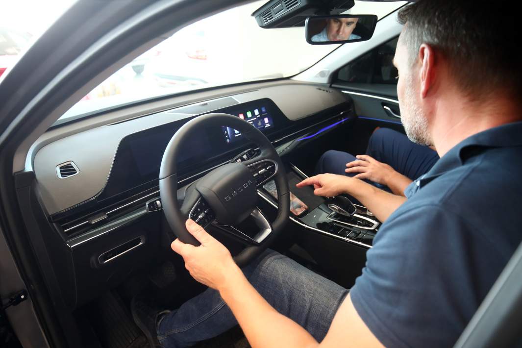 Покупатель в салоне автомобиля Omoda