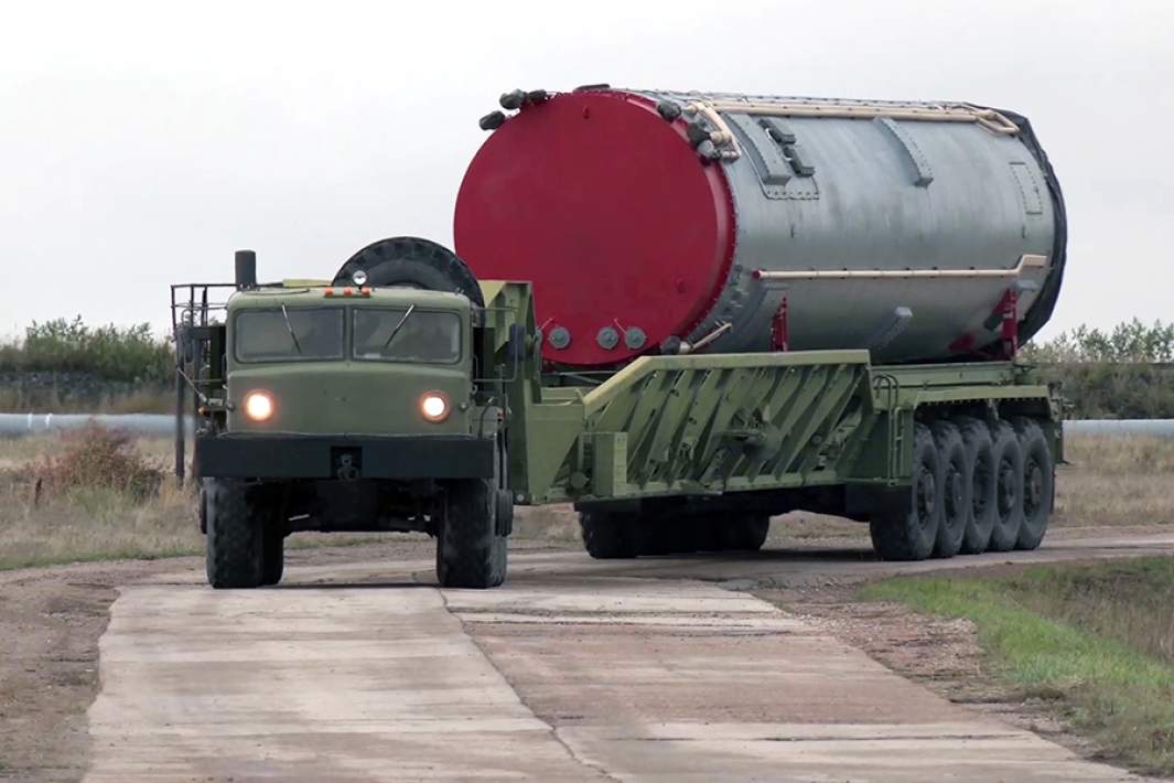 Транспортировка гиперзвукового ракетного комплекса «Авангард» к месту боевого дежурства