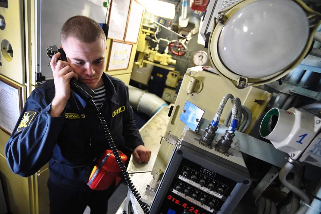 Моторист Тихоокеанского флота в дизель-электрической подводной лодке "Волхов"