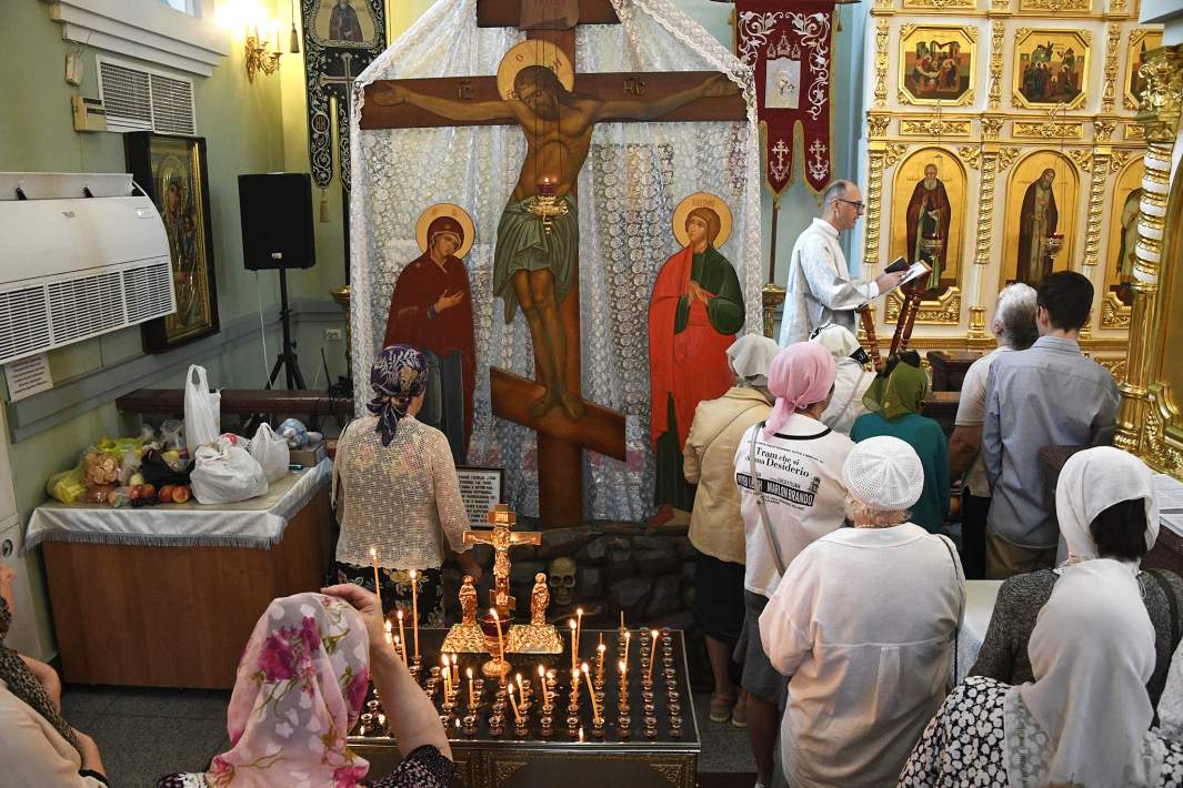 Верующие во время Божественной литургии