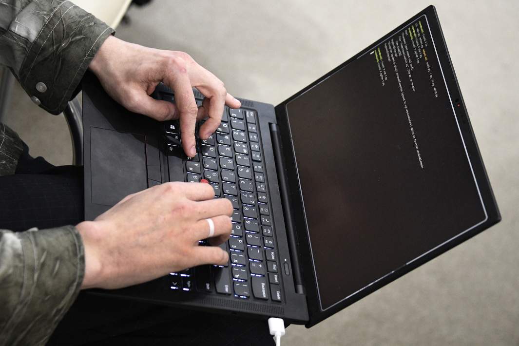 Мужчина с ноутбуком