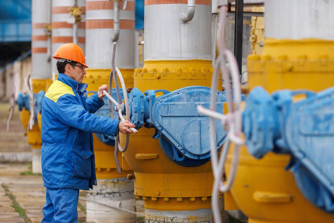 Сотрудник во время работы на компрессорной станции