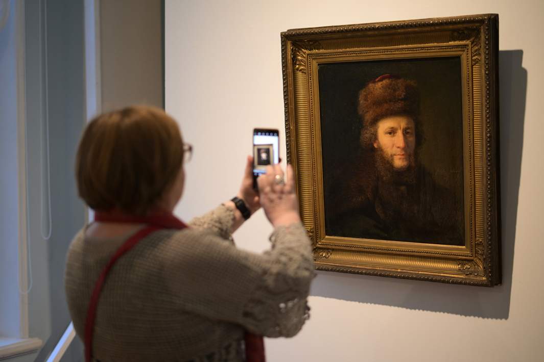 Портрет Петра Семенова на выставке «Художественное наследие Семеновых-Тян-Шанских» в голубом зале Научно-исследовательского музея при Российской академии художеств в Санкт-Петербурге