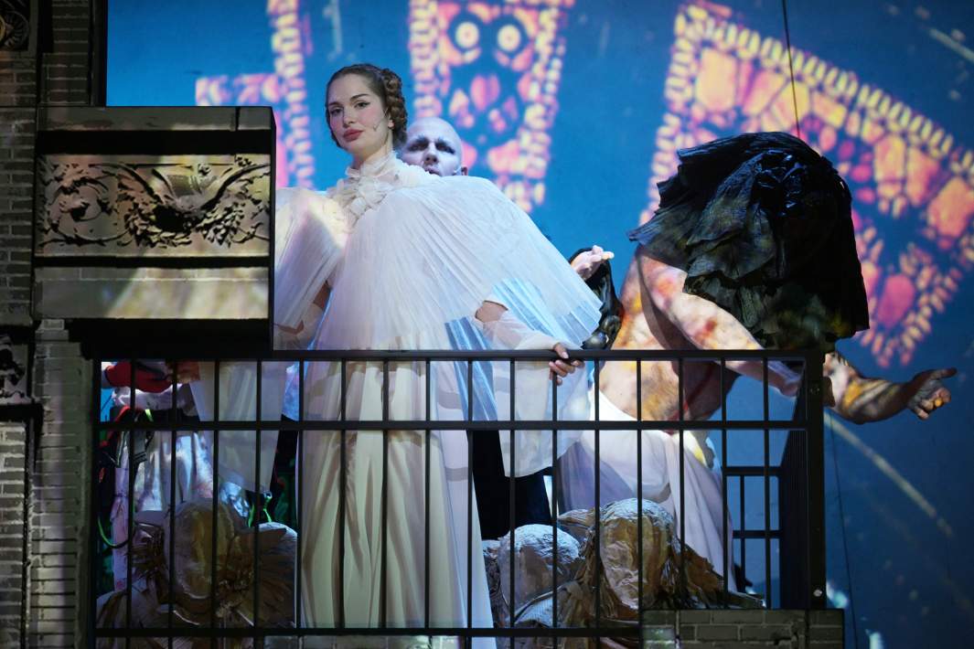 Сцена из спектакля "Пик Ник или Сказки Старого Ворона" в постановке режиссера Бориса Юхананова