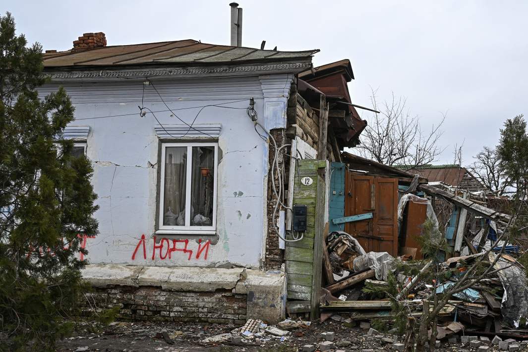 Дом с надписью «Люди» на стене в городе Суджа