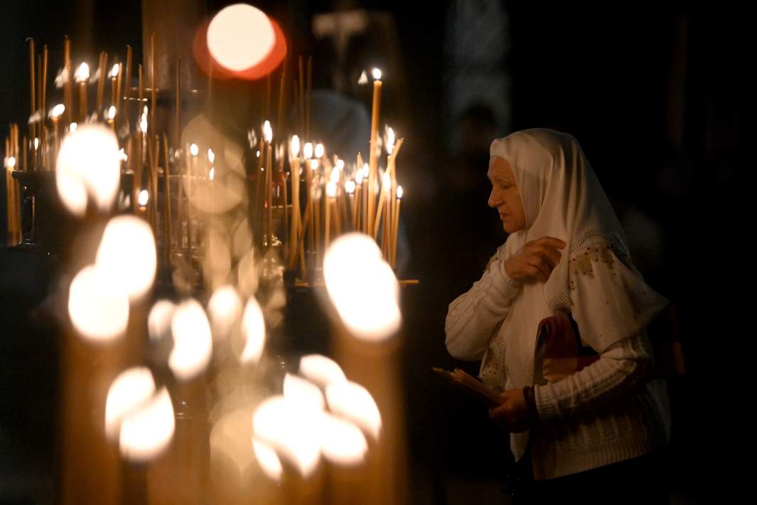 Верующая во время богослужения