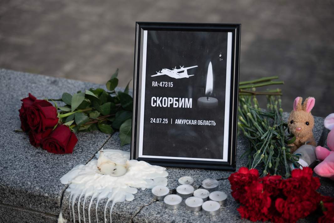 Стихийный мемориал в память о жертвах крушения самолета Ан-24 в Хабаровске