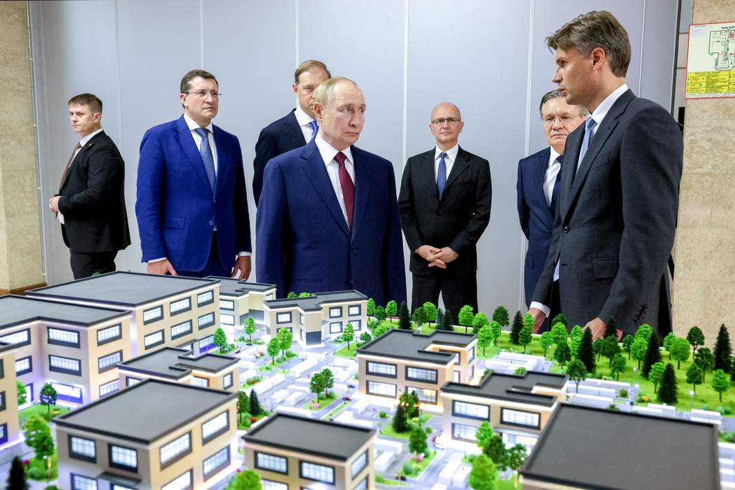 Президент РФ Владимир Путин во время осмотра выставки «Научно-образовательная инфраструктура в городах особого назначения» в Российском федеральном ядерном центре - Всероссийском научно-исследовательском институте экспериментальной физики в Сарове