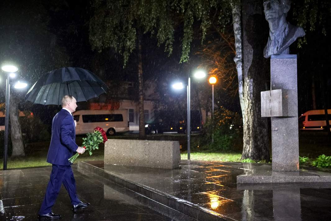 Президент РФ Владимир Путин возложил цветы к памятнику ученому-физику, одному из авторов советского атомного проекта, первому научному руководителю ядерного центра Ю.Б. Харитону у Дома учёных Российского федерального ядерного центра - Всероссийского научно-исследовательского института экспериментальной физики в Сарове