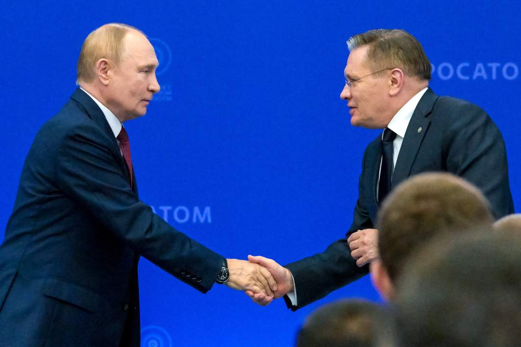 Президент РФ Владимир Путин во время встречи с сотрудниками предприятий атомной отрасли в Российском федеральном ядерном центре - Всероссийском научно-исследовательском институте экспериментальной физики в Сарове. Справа: генеральный директор госкорпорации «Росатом» Алексей Лихачев