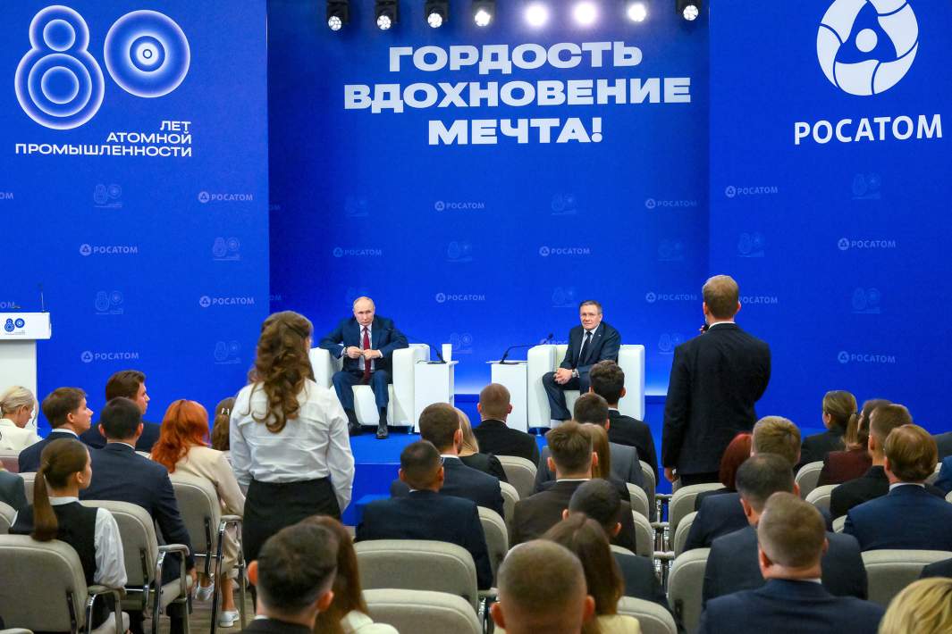 Президент РФ Владимир Путин во время встречи с сотрудниками предприятий атомной отрасли в Российском федеральном ядерном центре - Всероссийском научно-исследовательском институте экспериментальной физики в Сарове