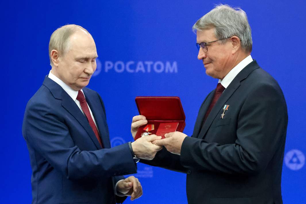 Президент РФ Владимир Путин и директор ядерного центра Валентин Костюков на церемонии вручения ордена «За доблестный труд» коллективу Российского федерального ядерного центра - Всероссийского научно-исследовательского института экспериментальной физики в Сарове