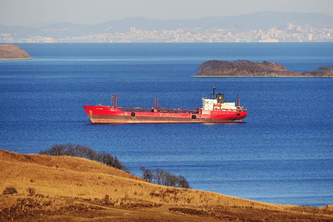 Танкер в заливе 