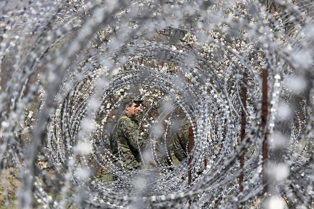 Колючая проволка на границе 