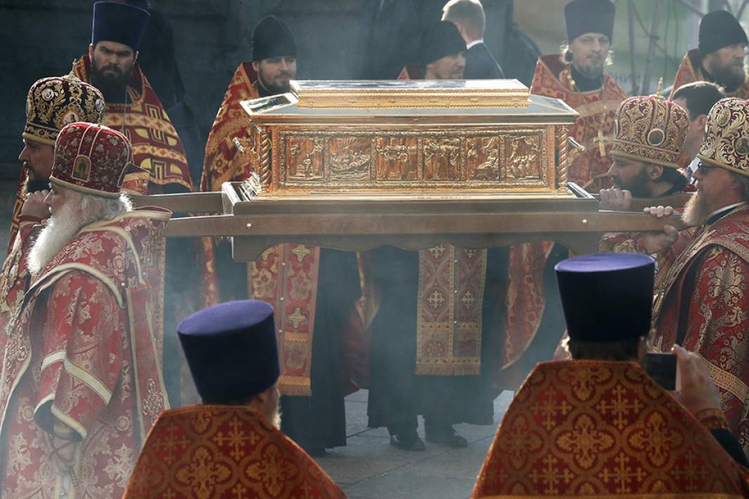 Священнослужители во время встречи ковчега с частицей мощей Николая Чудотворца