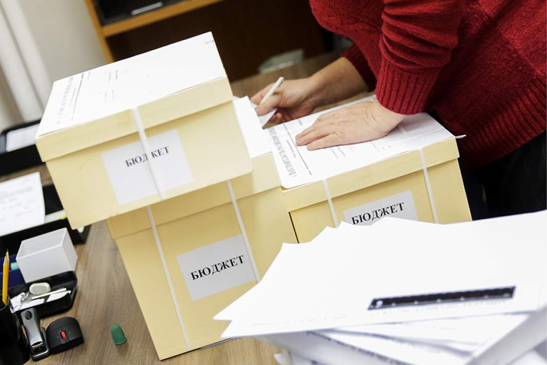 Коробка с надписью «Бюджет»