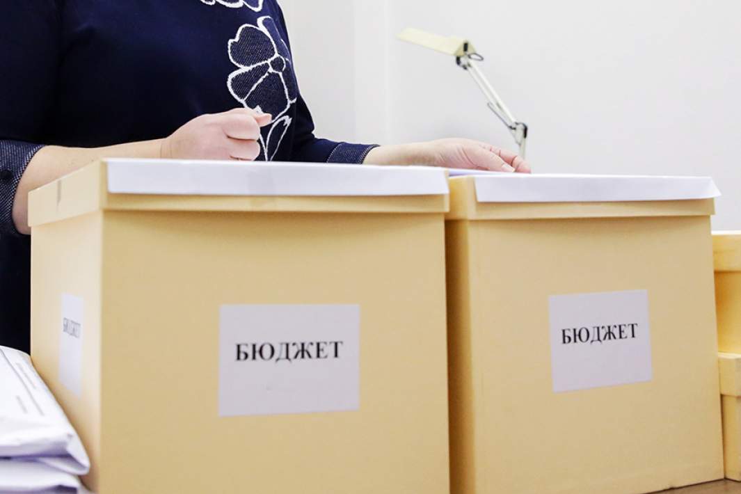 Коробка с надписью "бюджет"