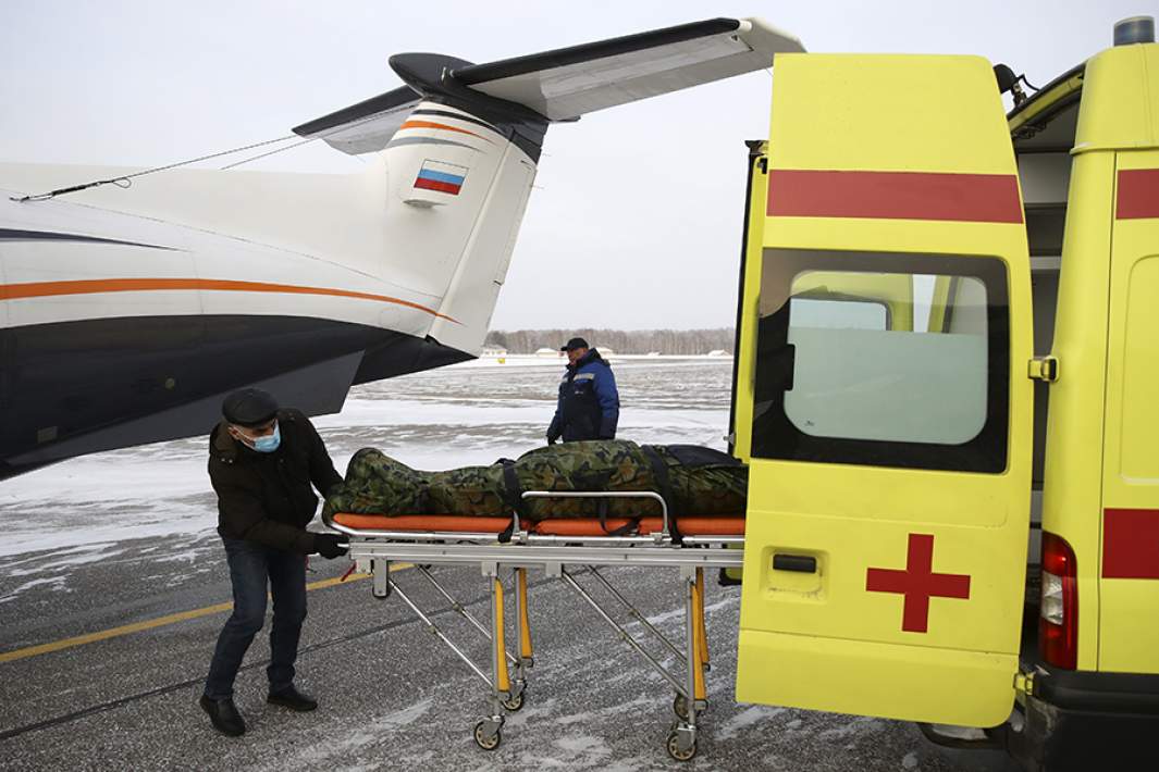 Транспортировка пациента из самолета в автомобиль реанимации