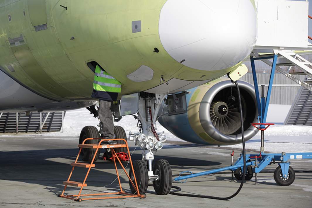 Техник осматривает Sukhoi Superjet 100