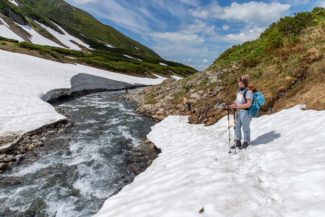 Туристы на территории горного массива Вачкажец на Камчатке