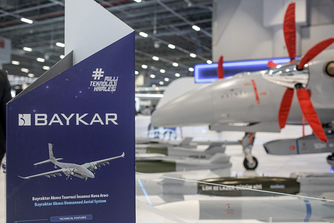 Боевой БПЛА Bayraktar Akinci компании Baykar на Международной оборонно-аэрокосмическая выставка SAHA EXPO в Стамбуле