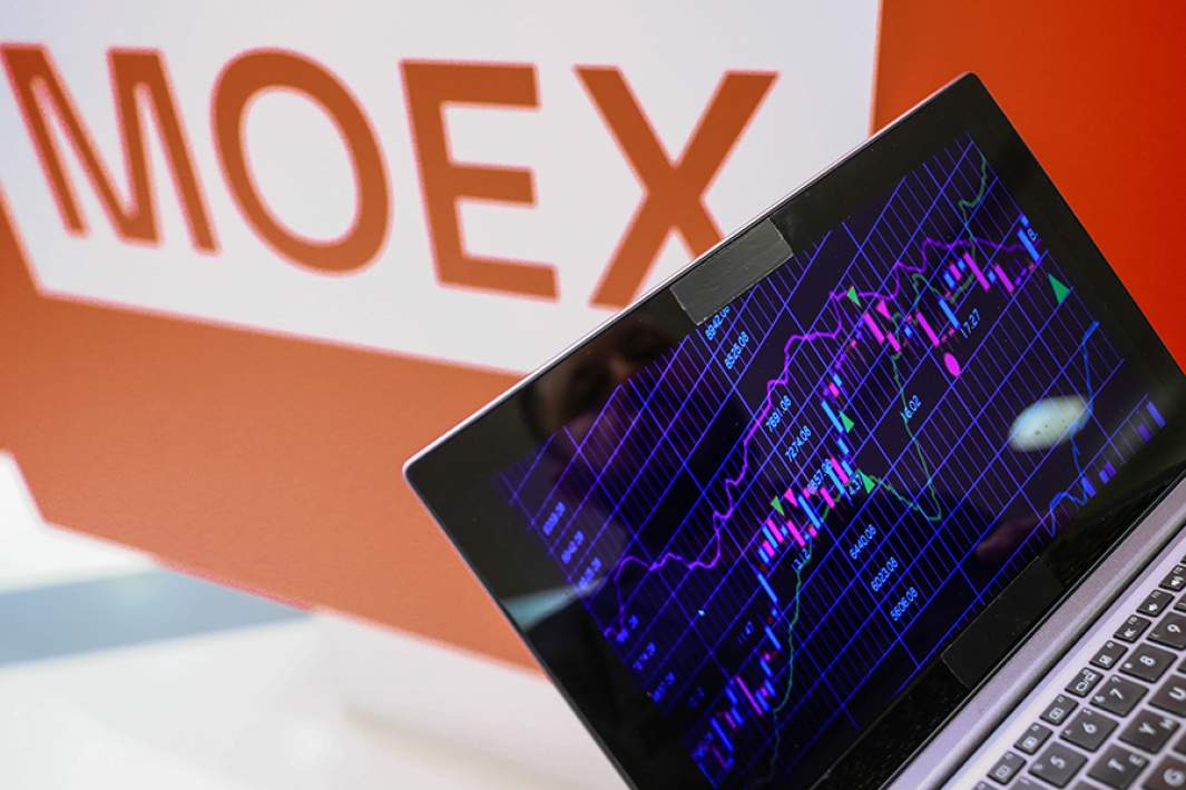 Аббревиатура MOEX в здании Московской биржи