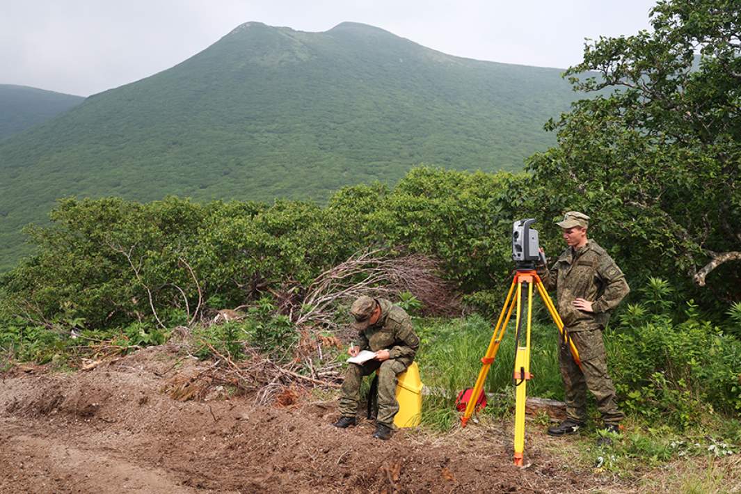 Курсанты-участники долгосрочной комплексной экспедиции Русского географического общества на острова Курильской гряды во время геодезических замеров на острове Симушир