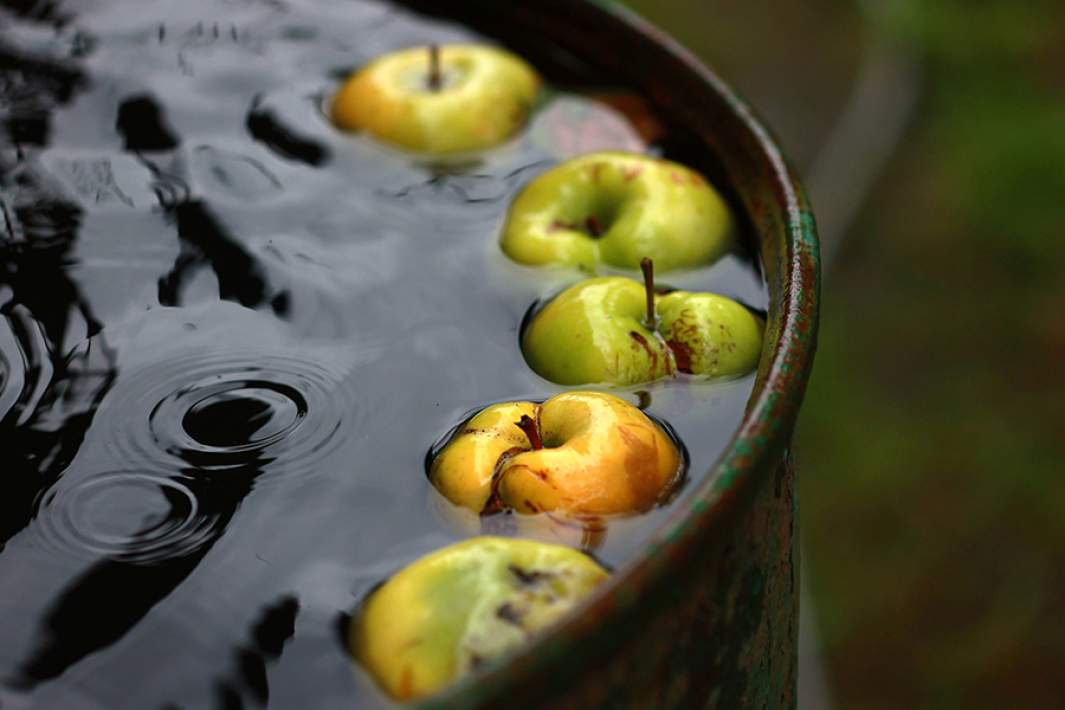 Яблоки в бочке