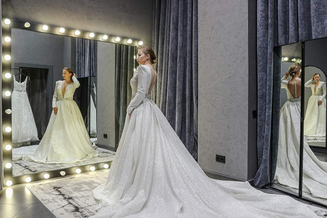 Невеста меряет свадебное платье 