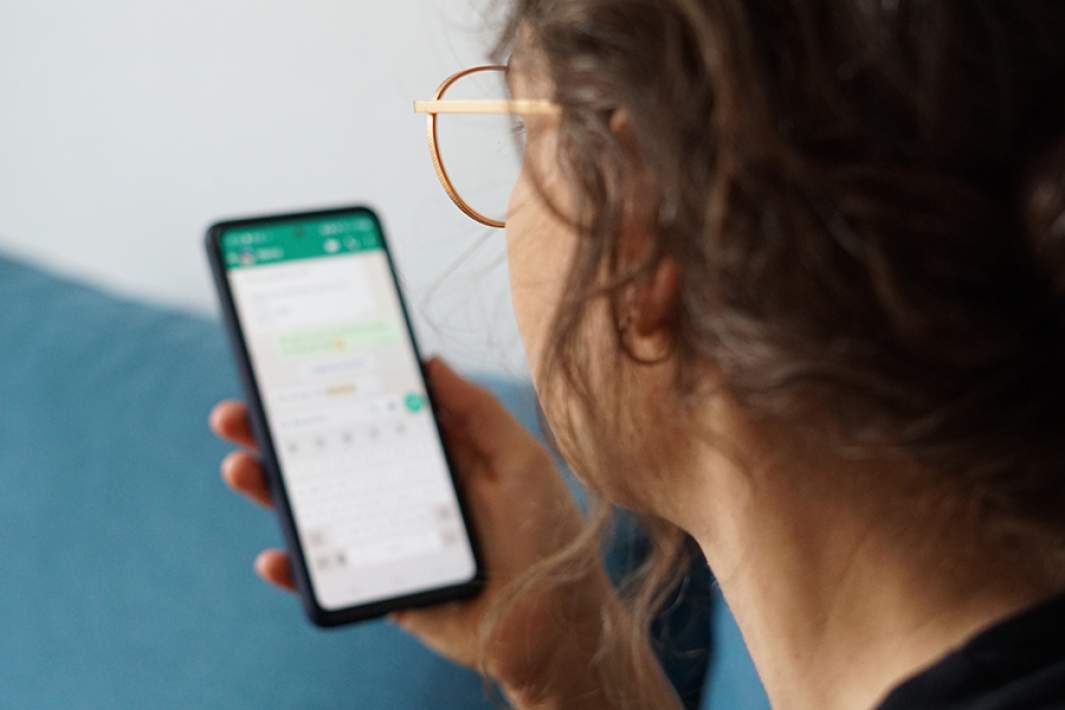 Девушка со смартфоном