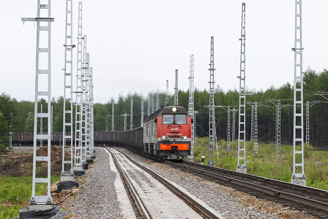 Грузовой поезд на перегоне Дюанка – Токи Байкало-Амурской магистрали