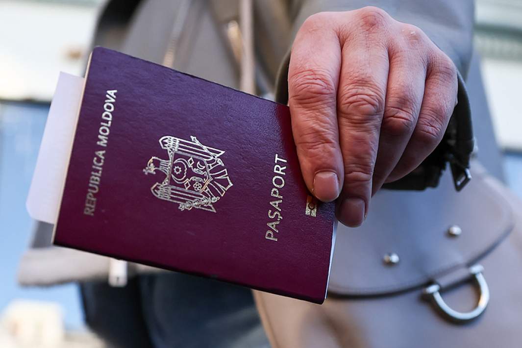 Паспорт в руке избирателя в день выборов президента республики