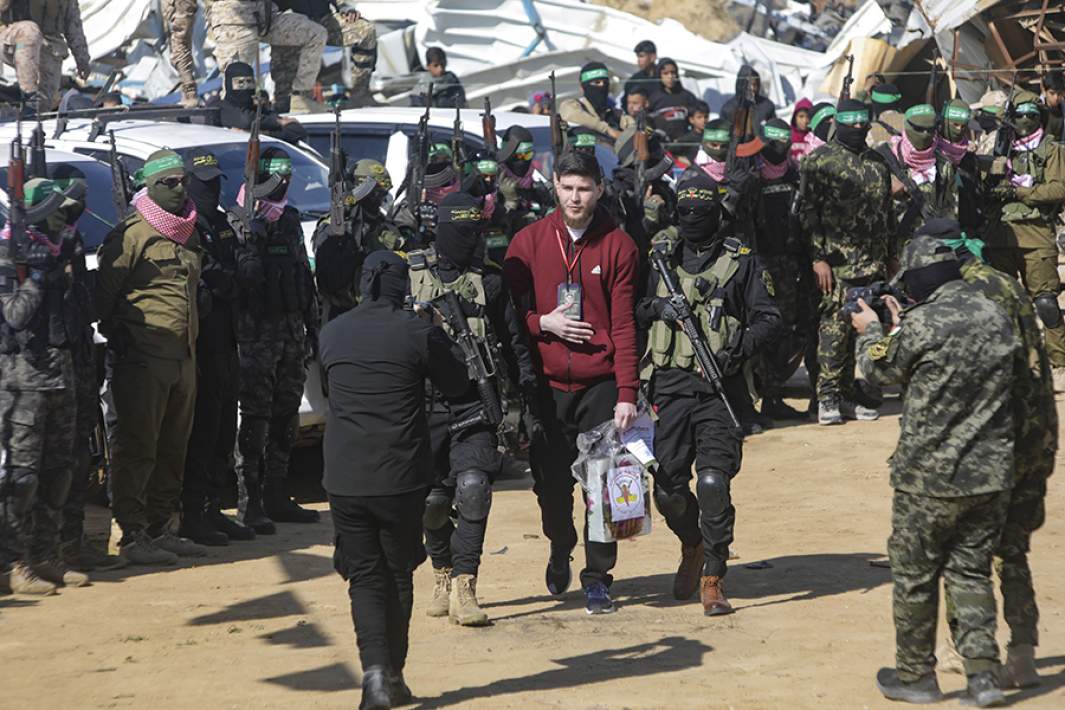 Гражданин России Александр Труфанов во время освобождения и его передачи боевиками ХАМАС сотрудникам Красного Креста. 15 февраля 2025 года
