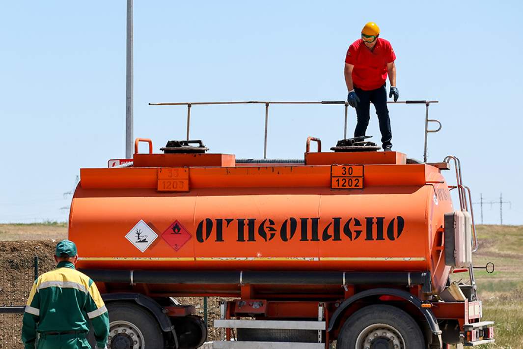 Бензовоз на заправке 