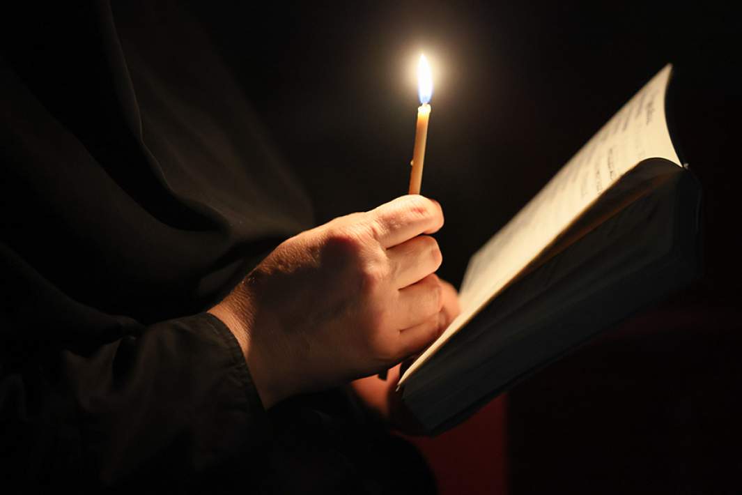 Женщина во время молитвы в храме